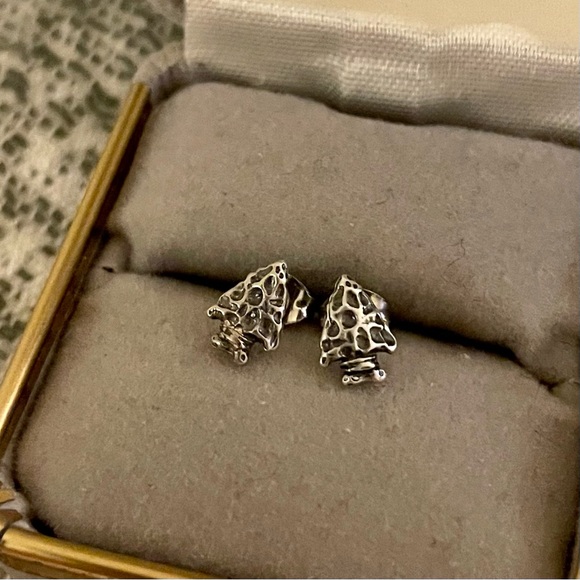 Vintage Arrowhead and Onyx Stud Set - Picture 2 of 4